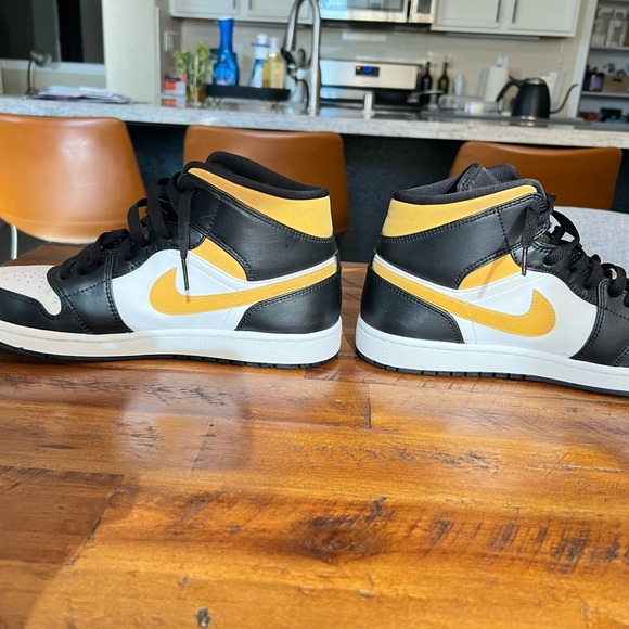 Nike Air Jordan Mid 554724-177 pollen, bulk, white. Like new!! - Picture 3 of 13